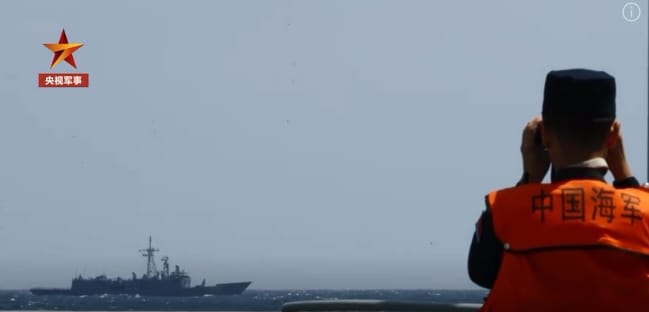 共軍艦艇舉行聯合利劍演習，在台海與國軍艦艇對峙。 圖 : 翻攝自央視軍事