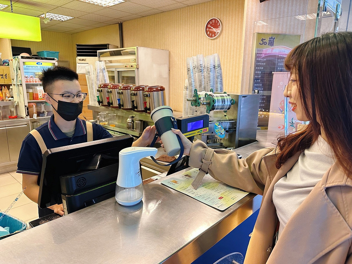 環保局鼓勵民眾自備環保杯。 圖：新北市環保局提供