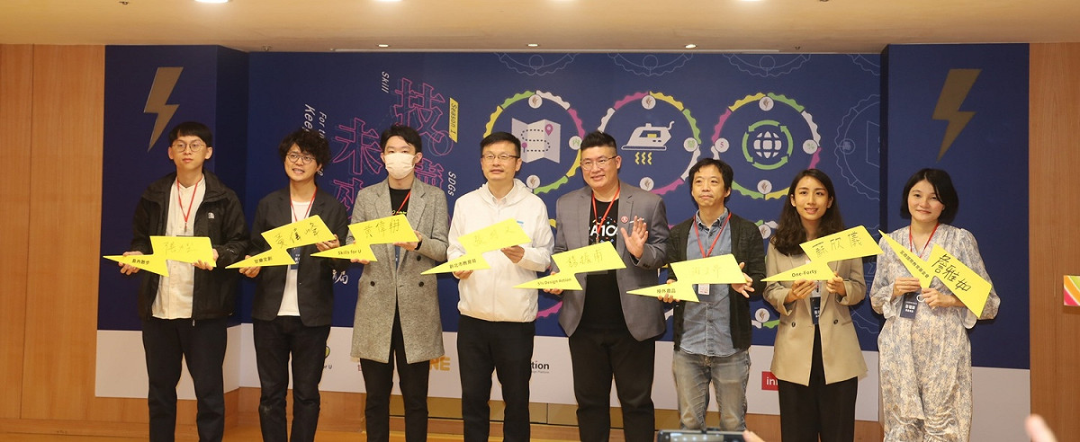 新北市教育局今(10)日由教育局長張明文6大公民團體，共同簽署MOU，倡議技職社會責任X技職影響力」。5% Design Action執行長楊振甫(右4)、島內散步專案企劃總監張力堃(左1)、甘樂文創專案設計總監黃偉峰(左2)、格外執行長游子昂(右3)、宜鼎教育基金會高級專員詹雅如(右1)及One-Forty品牌公關蘇欣儀(右2) 圖：新北市教育局提供
