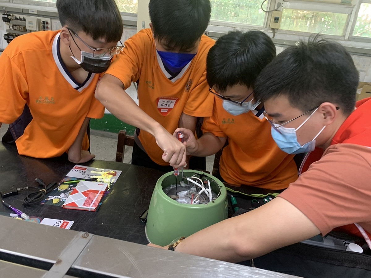 新北市瑞芳高工學生與宜鼎教育基金會合作，進行電器維修培訓。 圖：新北市教育局提供