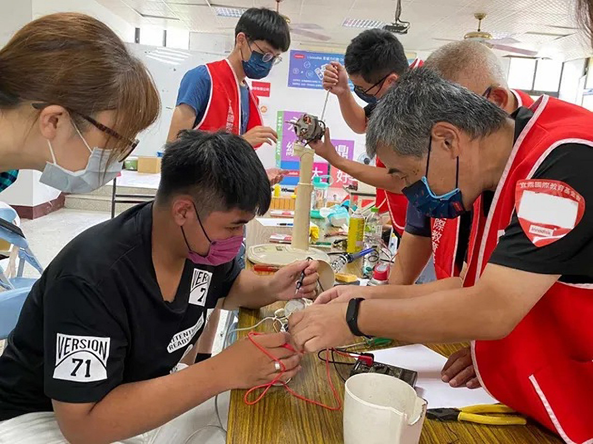 新北瑞芳高工學生與宜鼎教育基金會合作，到養老院為長者維修家電。 圖：新北市教育局提供