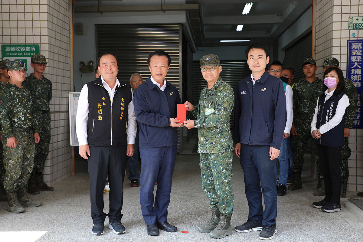 嘉義縣長翁章梁慰問五四工兵群，致贈加菜金。 圖：嘉義縣政府/提供