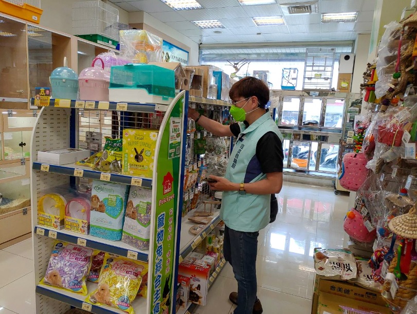 經發局針對轄內商家抽查250件非貓狗類之寵物食品商品，其中112件標示不合格，不合格率達45%。 圖：新北市經發局提供