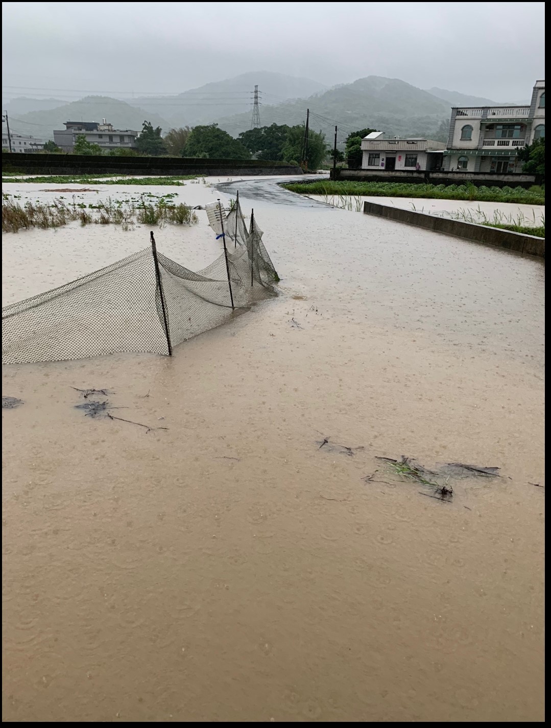 2019年金山清水溪遭受豪大雨影響，河水溢淹情形。 圖：新北市水利局提供