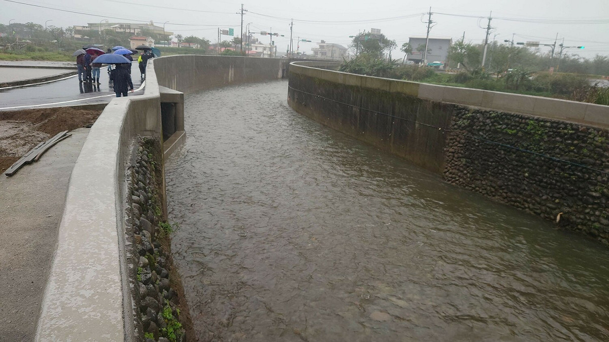 上游疏洪箱涵開孔可於強降雨來臨時將溪水導入疏洪箱涵引流排放至清水橋下游。 圖：新北市水利局提供
