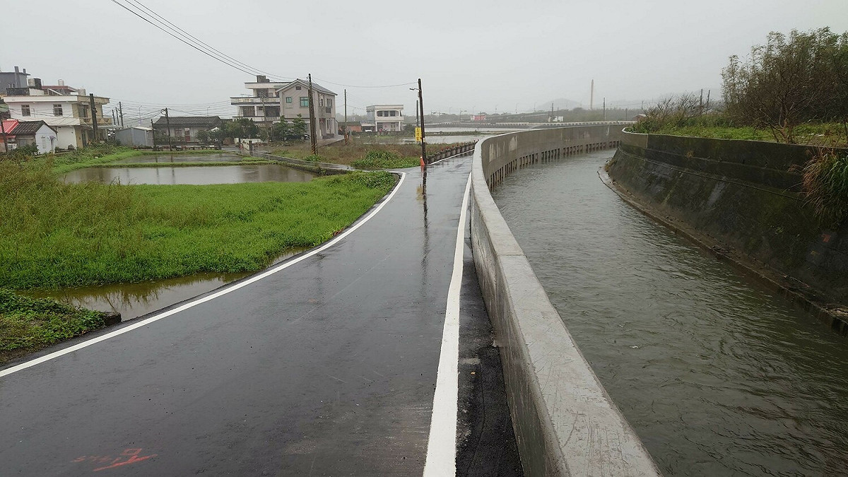 於既有道路下方增設疏洪箱涵擴大通洪斷面，豪大雨來臨不溢淹。 圖：新北市水利局提供