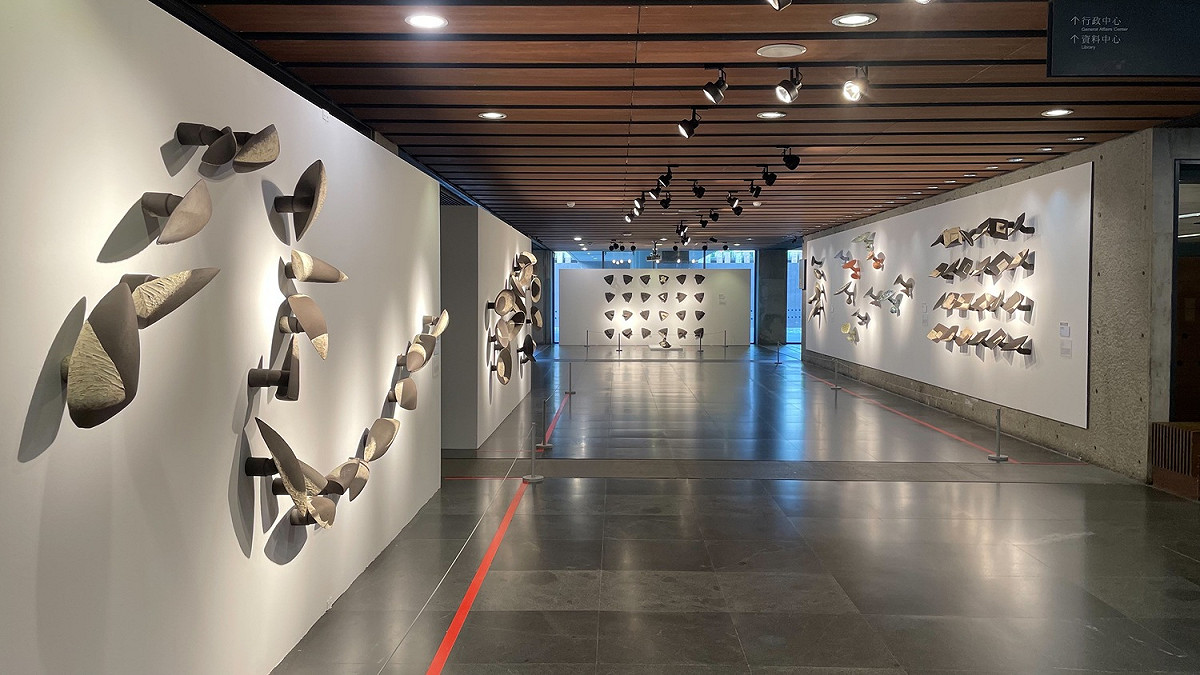 「空相—梁家豪陶藝創作展」自即日起至5月7日於陶博館B1陶藝長廊展出10組件壁掛作品。 圖：鶯歌陶瓷博物館提供