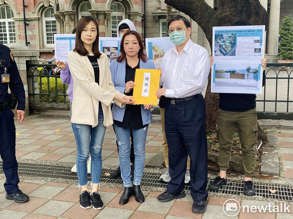 民眾黨立委陳琬惠（中）、民眾黨立院黨團副主任楊寶楨（左）向監察院遞交檢舉函。 圖：周煊惠 / 攝