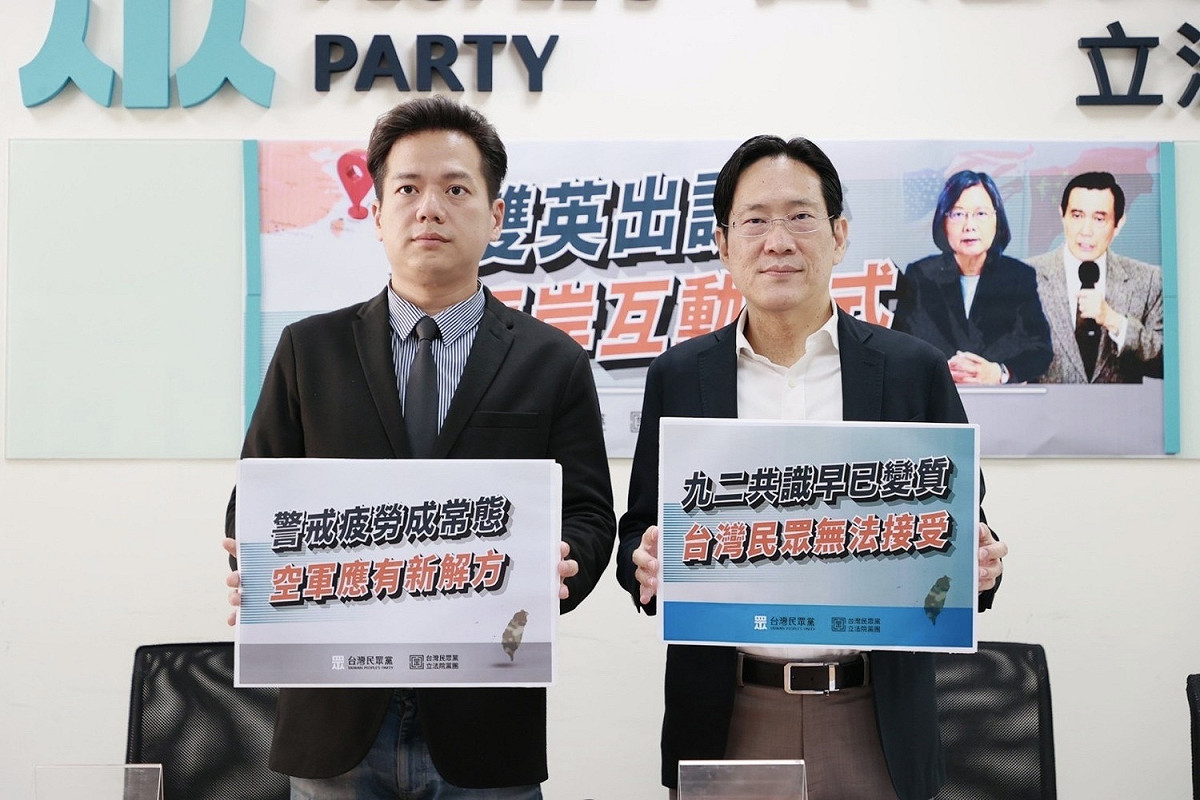 民眾黨團上午召開「從雙英出訪後 看兩岸互動模式」記者會，黨團總召邱臣遠（左）、幹事長張其祿（右）出席。 圖：民眾黨立院黨團 / 提供