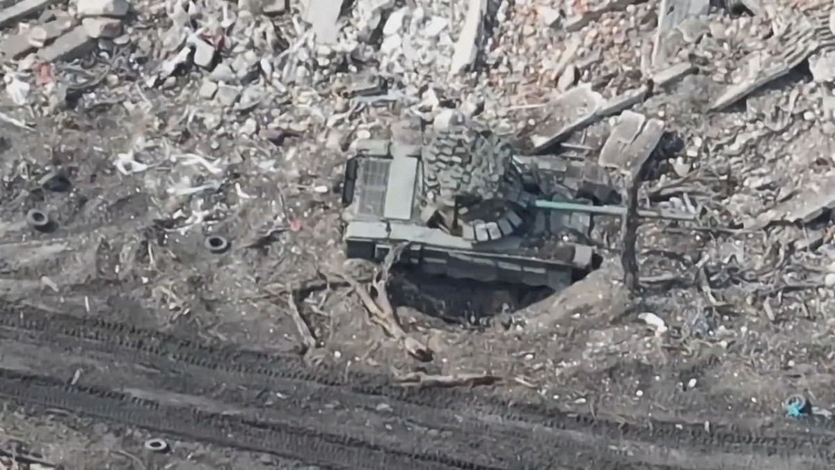 (影) 俄大規模機械化縱隊遭痛擊! T-72坦克整粒好好丟戰場 烏軍趁夜開回來