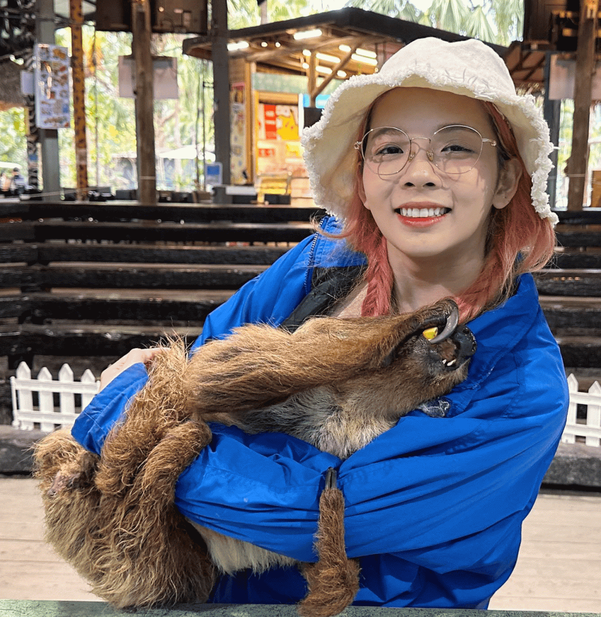 滴妹抱著樹懶對鏡頭甜笑，眼神與鼻頭部分都與樹懶相當神似。 圖：翻攝自IG＠crown_du