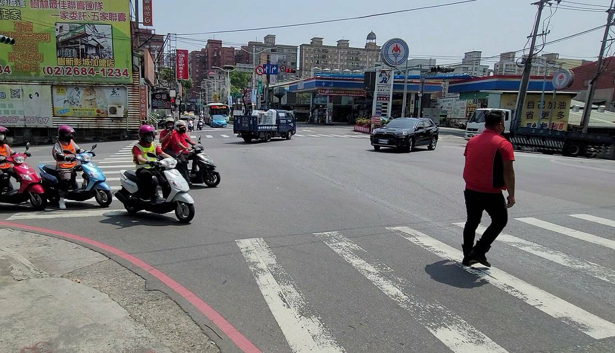 禮讓行人。 圖：公路總局／提供