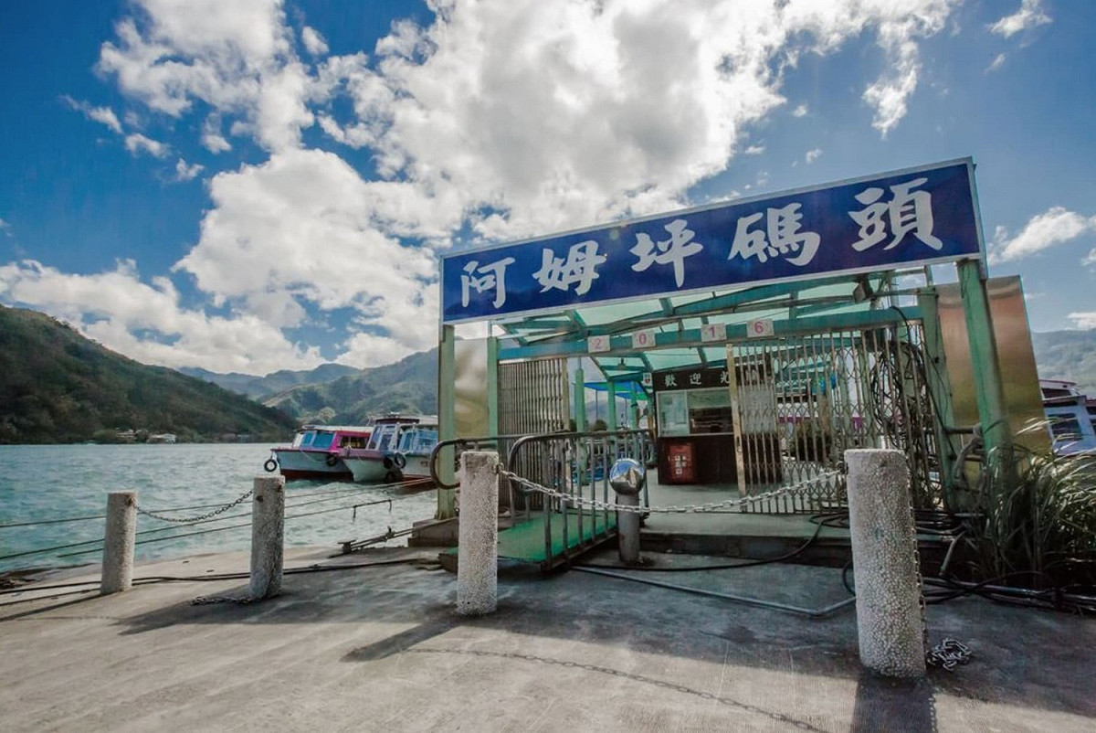 桃園市渡船遊艇公會總幹事陳咪春更近一步表示，由於石門水庫水位降低，目前的薑母島碼頭堆積淤泥。 圖：翻攝自桃園觀光導覽網