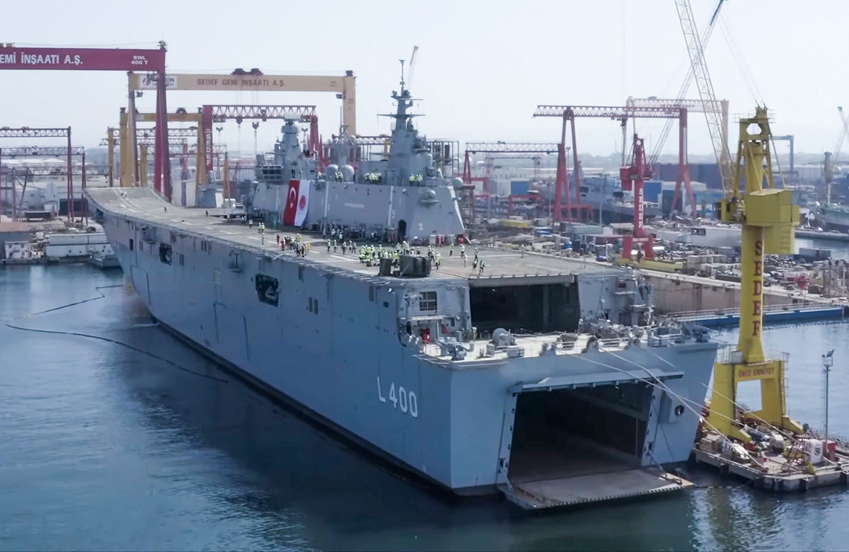 「阿納多盧」號是土耳其海軍一艘兩棲突擊艦，也可配置為垂直起降輕型航母，用於起降直升機或固定翼無人機。 圖：翻攝自維基百科