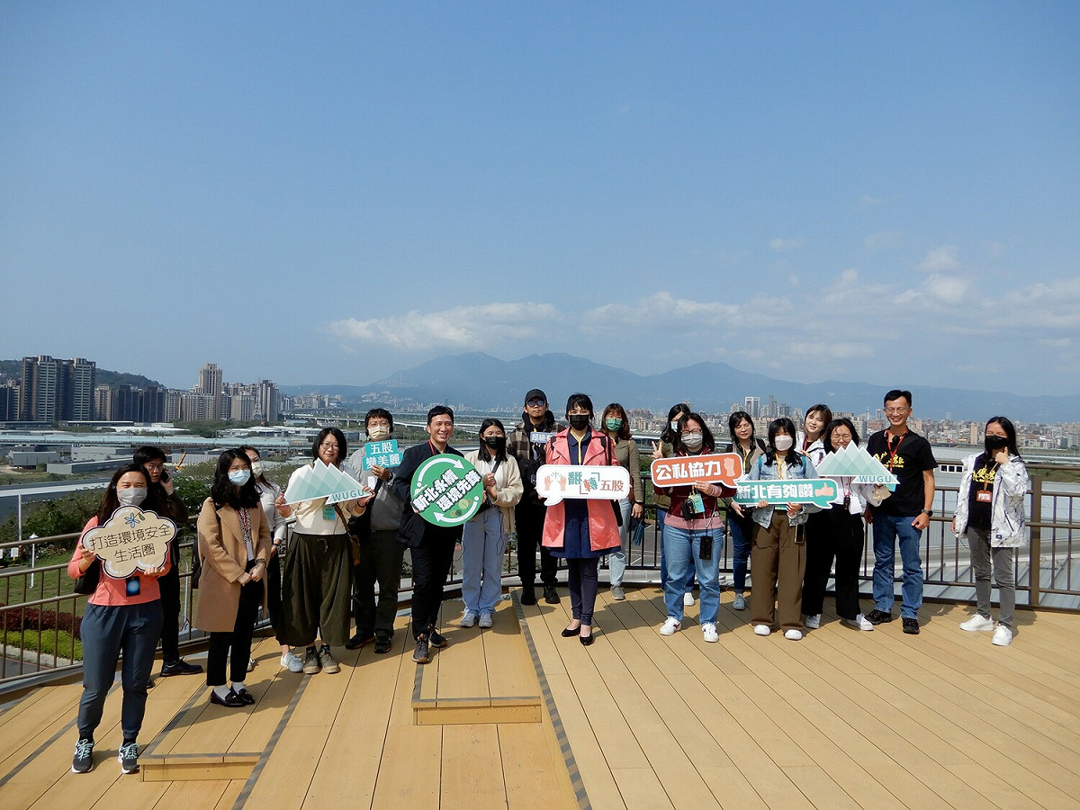 與會者於資源循環教育基地屋頂觀景平台合影。 圖：新北市環保局提供