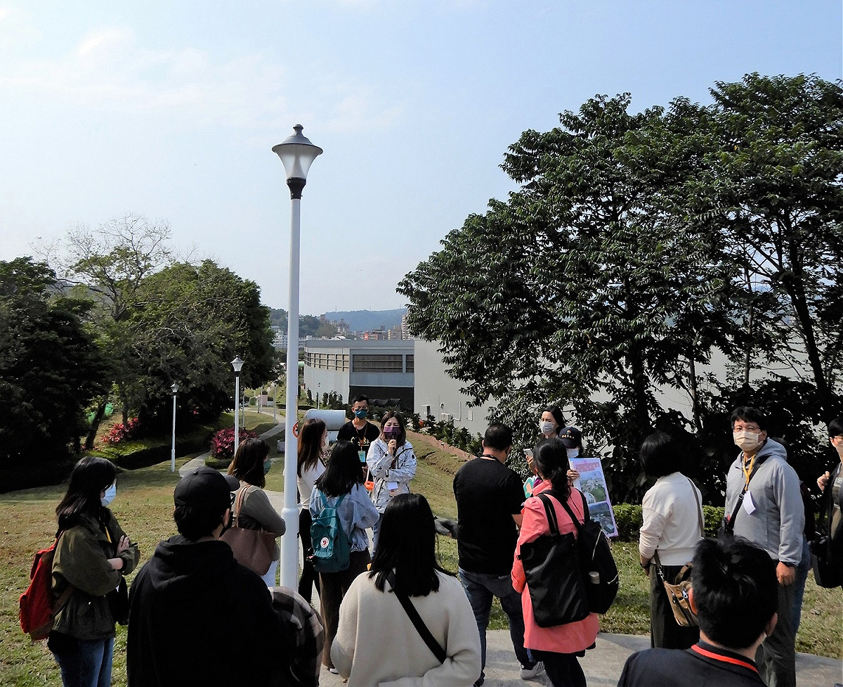 五股夏綠地「新冪境公園」參訪解說。 圖：新北市環保局提供