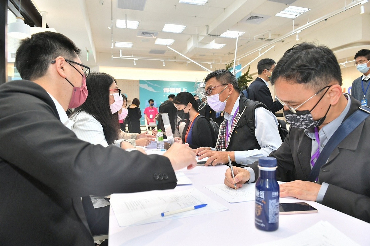 現場超過50家業者參與，並促成15場次與數位轉型供應商一對一媒合，協助零售、服務與餐飲業者掌握數據。 圖：新北市經發局提供