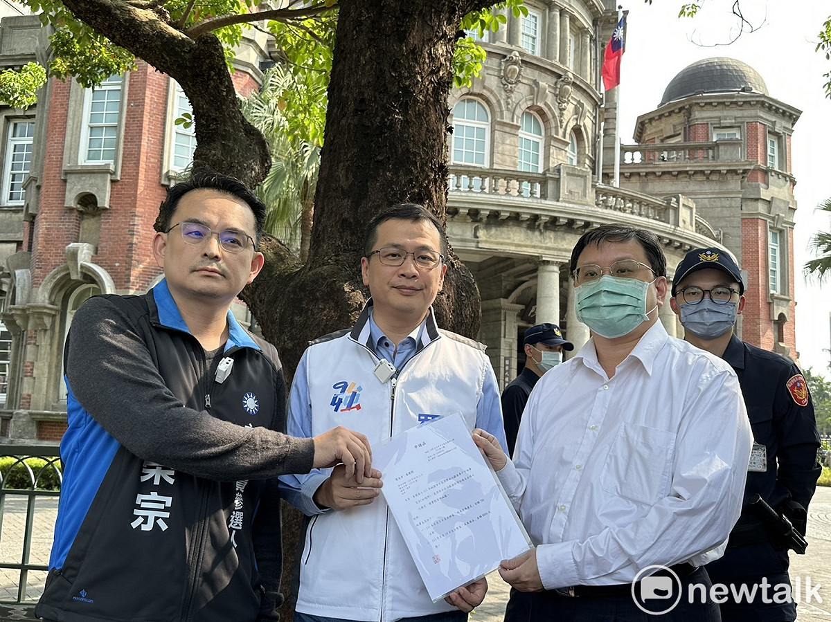 國民黨台北市第六選區立委擬參選人羅智強、新北市第十二選區立委擬參選人簡榮宗向監察院自請調查。 圖：周煊惠 / 攝
