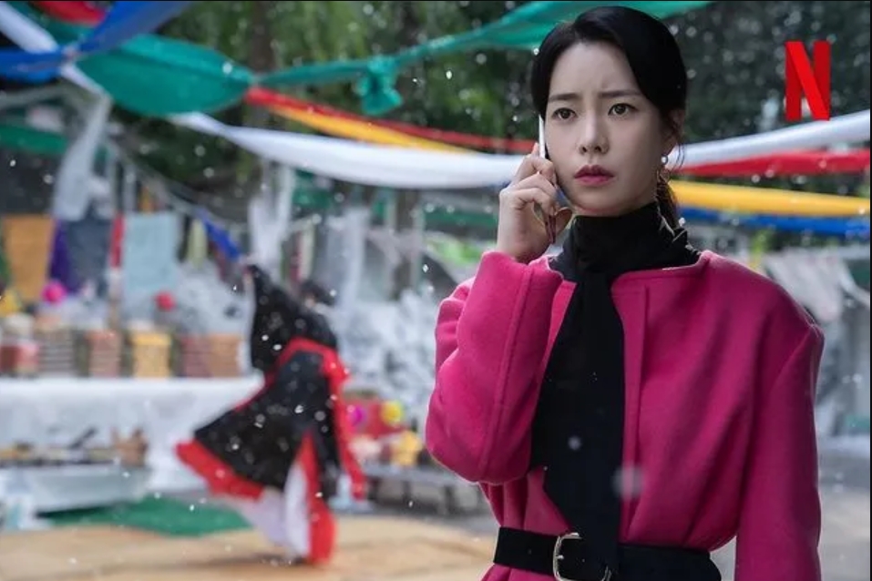 白癡公主神還原《黑暗榮耀》女主播朴涎鎮，對比服裝和神情都很相似。 圖：Netflix《黑暗榮耀》劇照