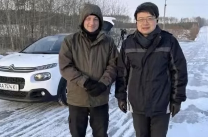 鳳凰衛視駐烏克蘭記者科瓦利（左）遭烏克蘭政府強制征兵。 圖：翻攝自騰訊網。