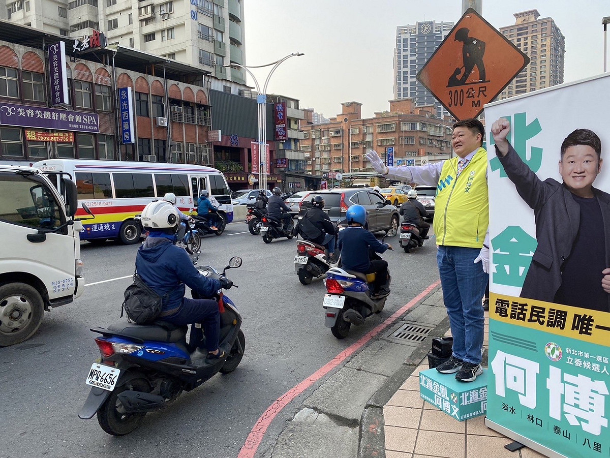何博文今天持續站路口。 圖：何博文服務團隊提供