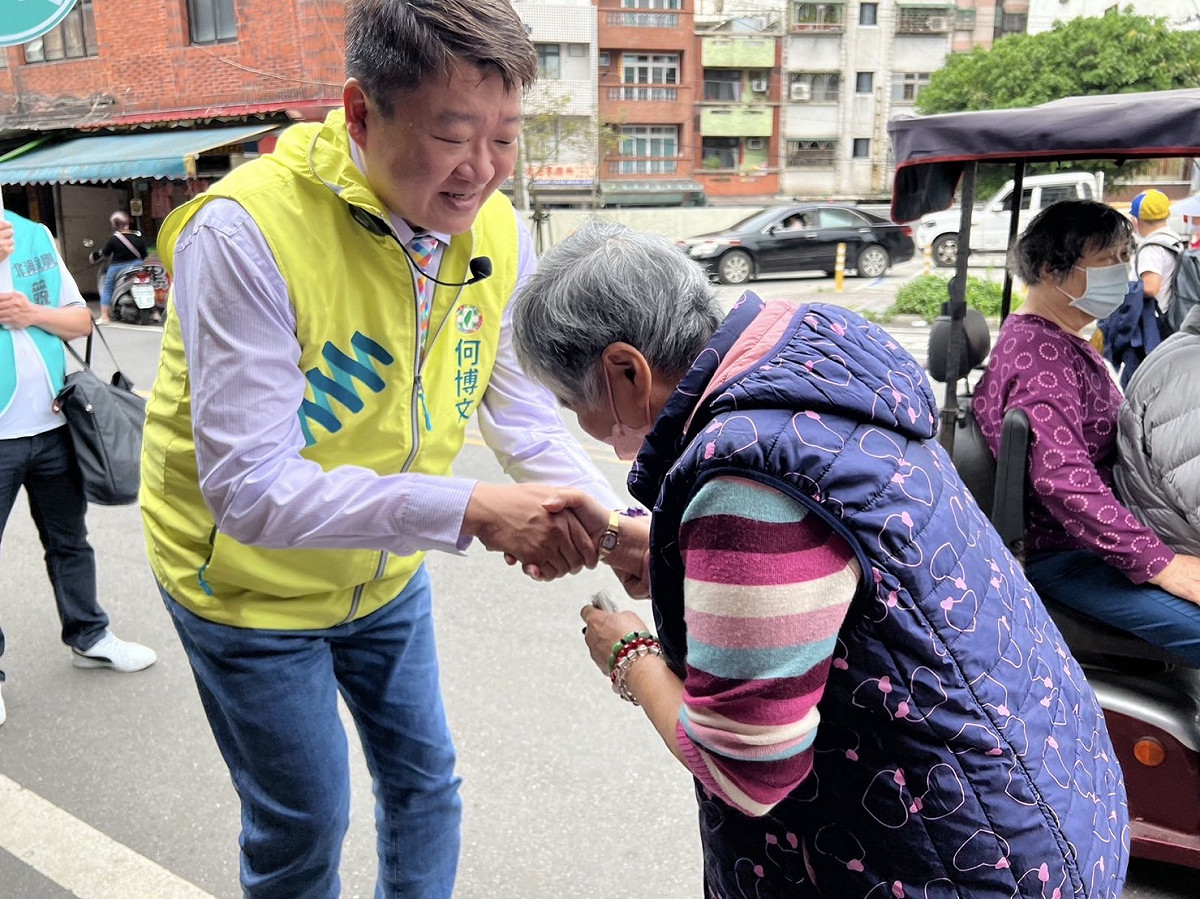 何博文今天狂掃北海岸，向過往民眾打招呼。 圖：何博文服務團隊提供（資料照）