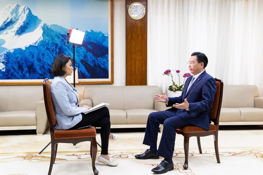外交部長吳釗燮（右）接受美國福斯新聞專訪。 圖：翻攝外交部臉書