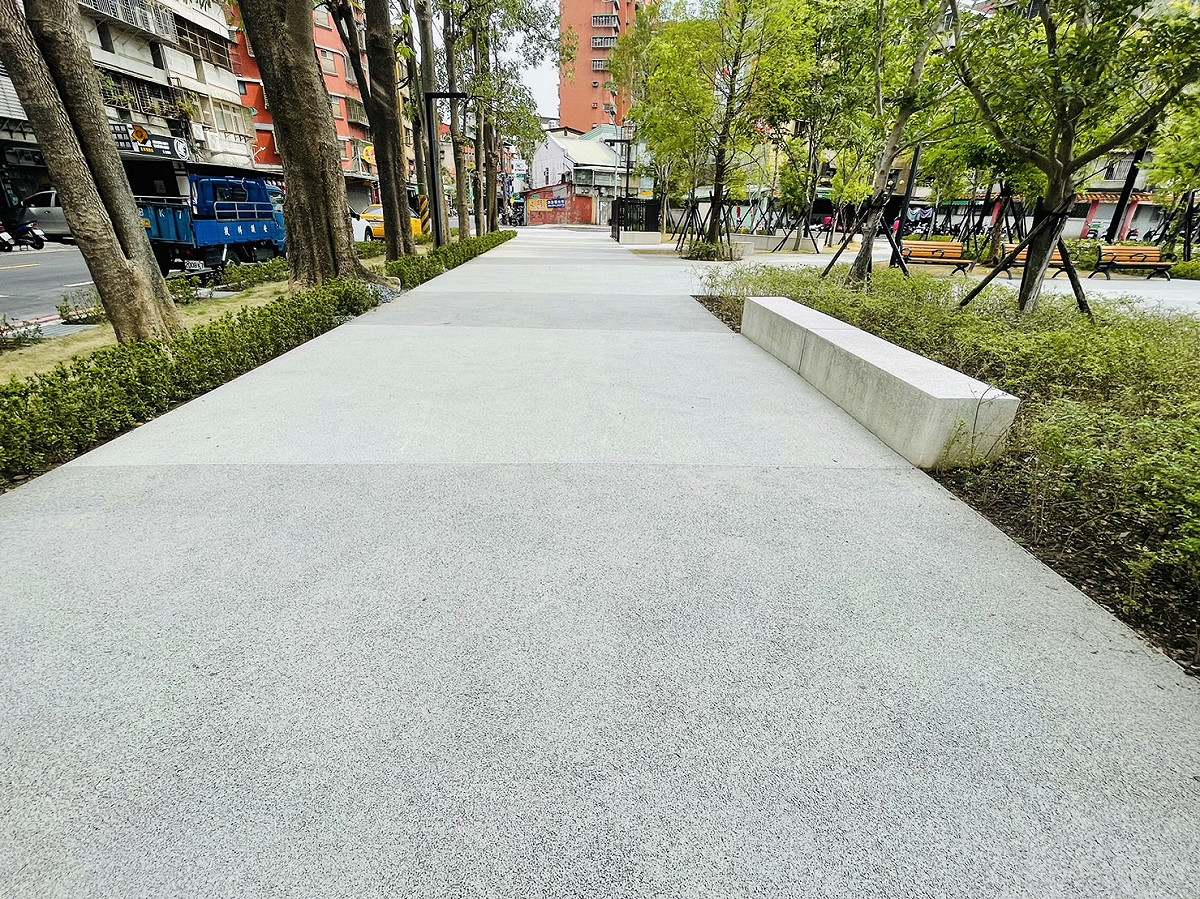 公園內也設有寬廣步道，提供民眾遊憩休閒的好去處。 圖：三重區公所提供