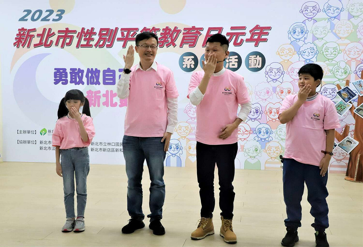 手語老師蕭匡宇（左3）指導手語，教育局長張明文（左2）和現場人員用心學習。 圖：新北市教育局提供