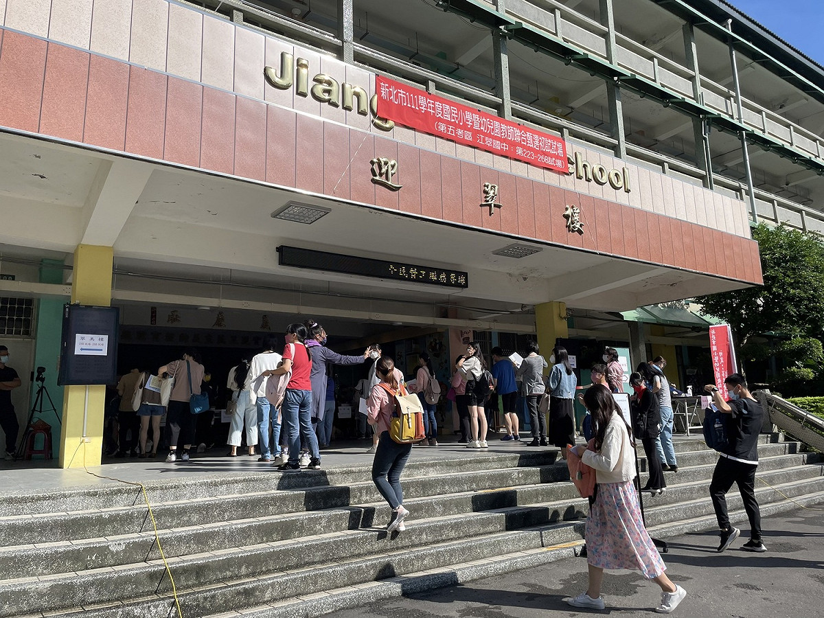 考生排隊進行相關文件檢核（111學年度資料照）。 圖：新北市教育局提供