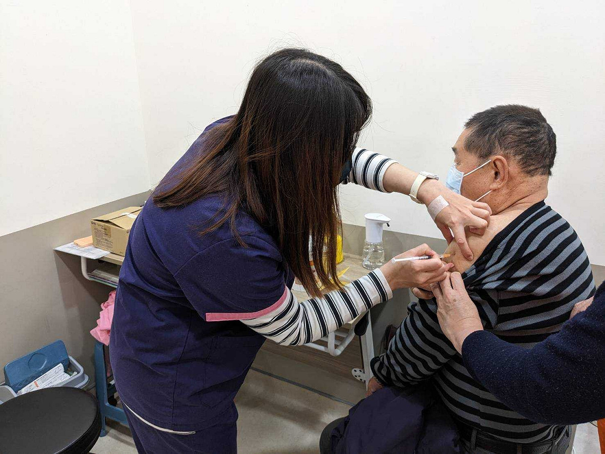 ，疾管署指出，根據疫苗接種率統計，6個月至4歲、18歲至29歲，年齡層接種率偏低。疾管署呼籲，公費疫苗僅剩約2萬劑，即將用罄，儘速到各院所接種疫苗，以降低重症或死亡風險。 圖：新北市衛生局／提供