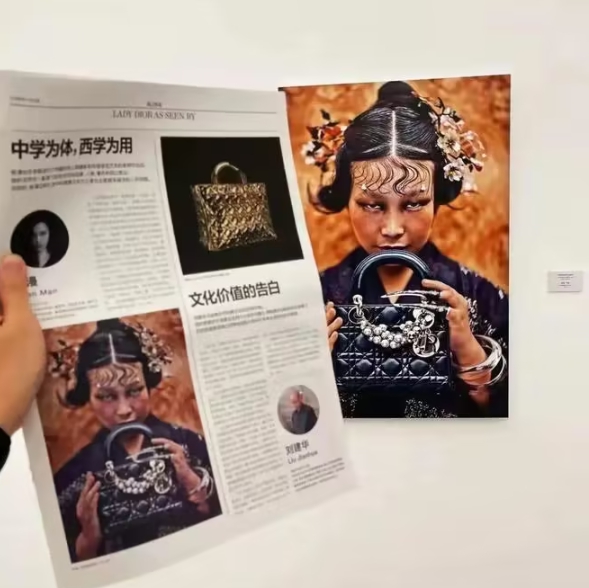 早在 2021 年 11 月，迪奧就曾因一張疑似醜化亞裔的照片，被推上風口浪尖。 圖 : 翻攝自新黃河