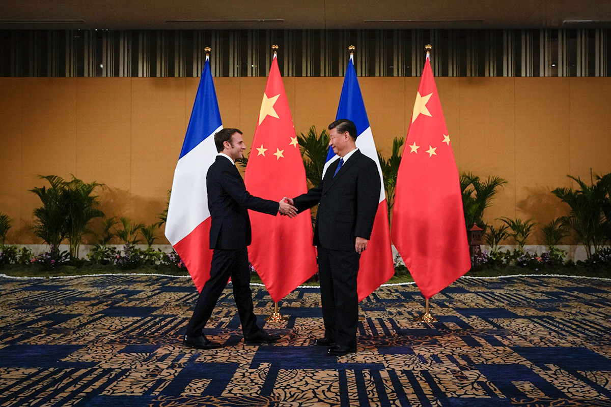 法國總統馬克宏（左）與中國領導人習近平不只一次會面，他選擇迎合中國，遭到國際嚴厲批評。 圖：翻攝自馬克宏臉書