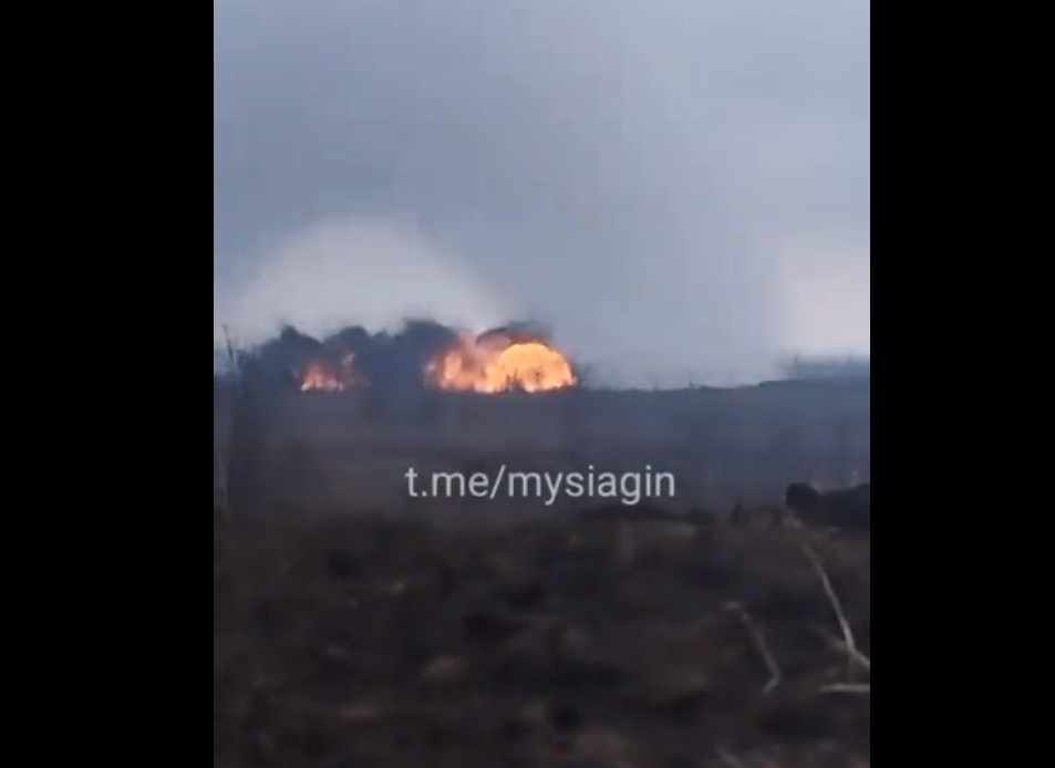 烏克蘭武裝部隊使用UR-77「隕石」自走掃雷車轟爆俄軍陣地，炸出厚重的爆炸雲煙團。 圖：翻攝推特