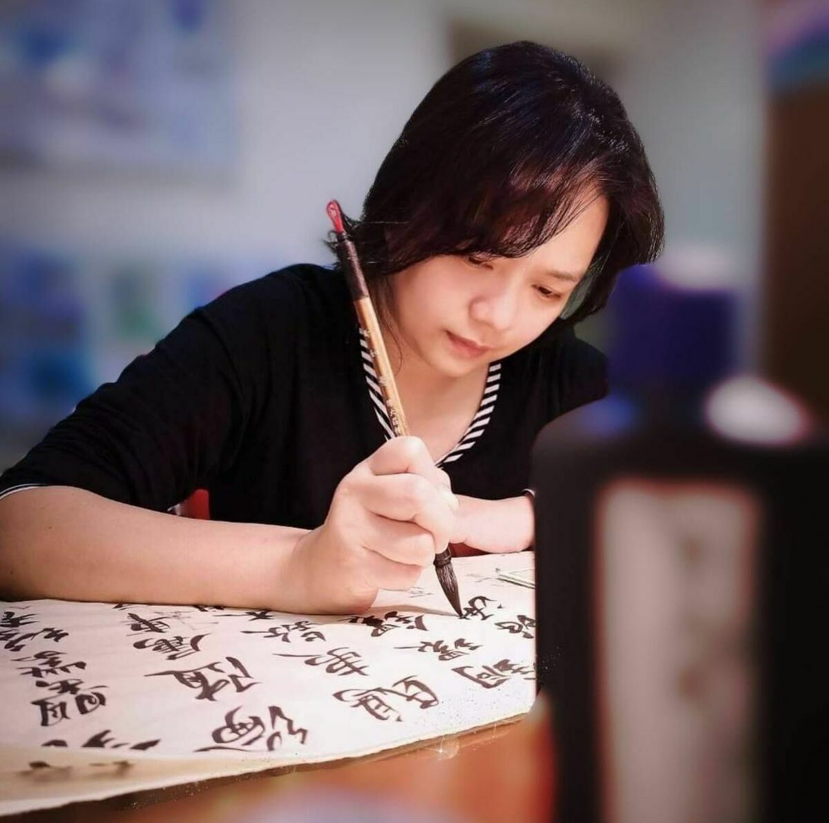 從事教育工作的蘇國華，從小就有藝術底子，涉獵琴棋書畫，近年自學書法藝術，開啟斜槓人生。 圖：蘇國華提供