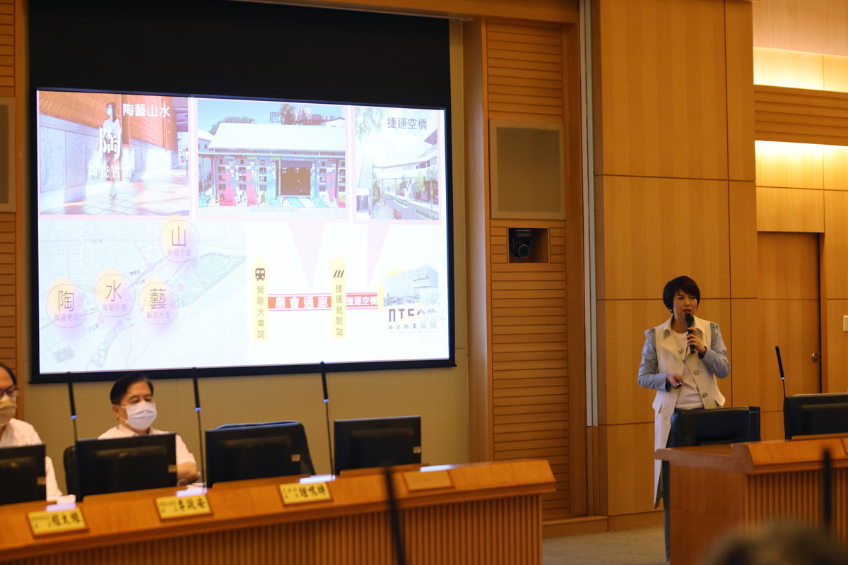 新北市政府今 (12)日召開市政會議，由文化局長龔雅雯進行「KICK OFF! 打開鶯歌」專題報告，宣布新北市美術館第一期園區將於本周末正式開放。 圖：新北市新聞局提供