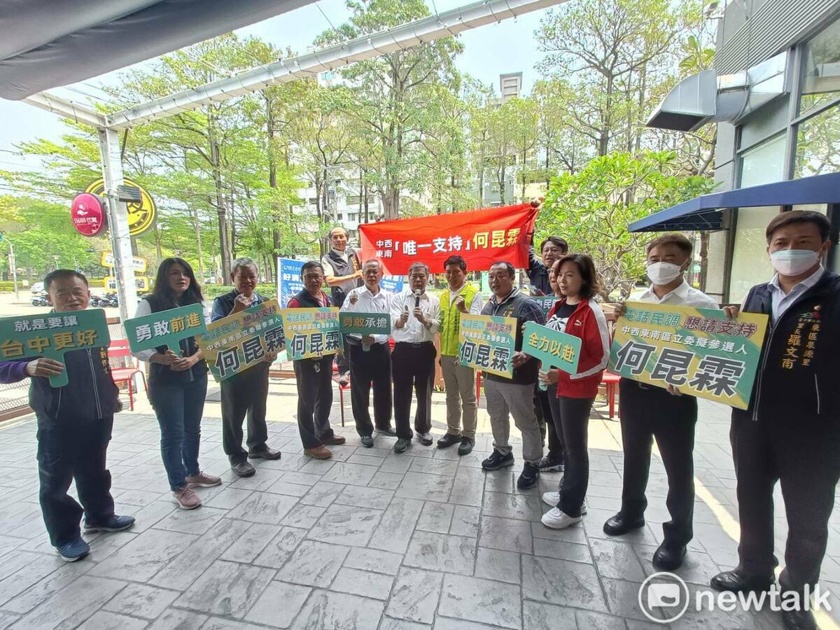 多位中六選區內的里長今天齊聚力挺何昆霖。 唐復年/攝