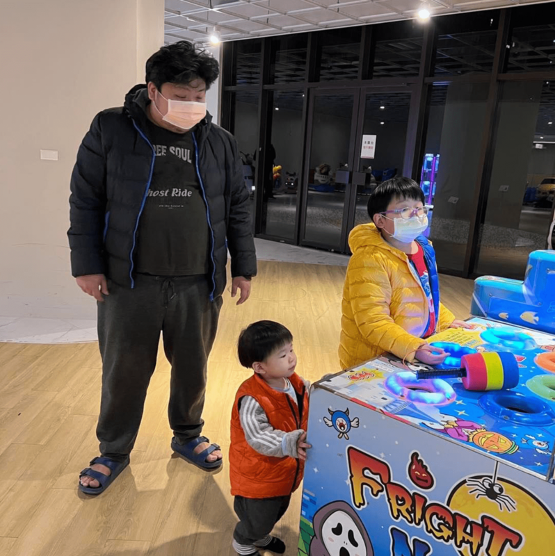 統神被網友質疑偏心較愛小衡，沒想到他不反駁還回應「晨晨跟我長得不像，小衡就很像」。 圖：翻攝自IG＠godtoneasia