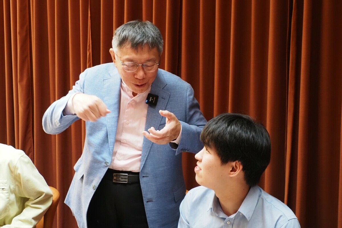 民眾黨主席柯文哲與紐約大學、哥倫比亞大學等台灣學生餐敘。 圖：民眾黨 /提供