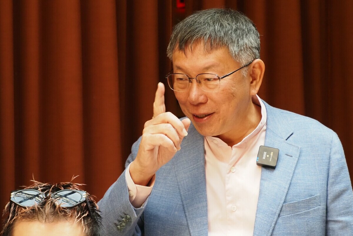 民眾黨主席柯文哲與紐約大學、哥倫比亞大學等台灣學生餐敘。 圖：民眾黨 /提供（資料照）