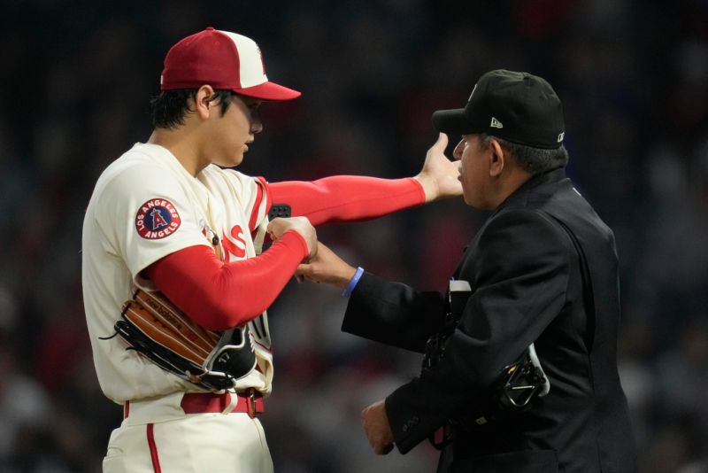大谷翔平被主審懷疑使用外部物質，但真相是PitchCom電子投捕裝置。 圖／美聯社／達志影像