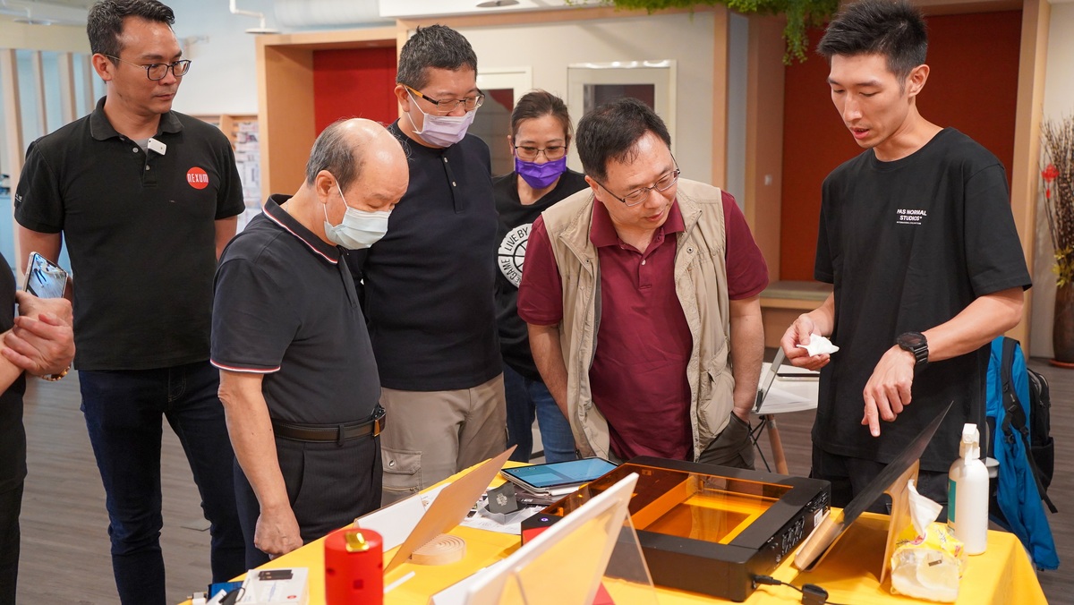 Cubiio公關經理陳正龍實際操作雷射切割機，並提供來賓體驗，現場反應相當熱烈。 圖：新北市經發局提供