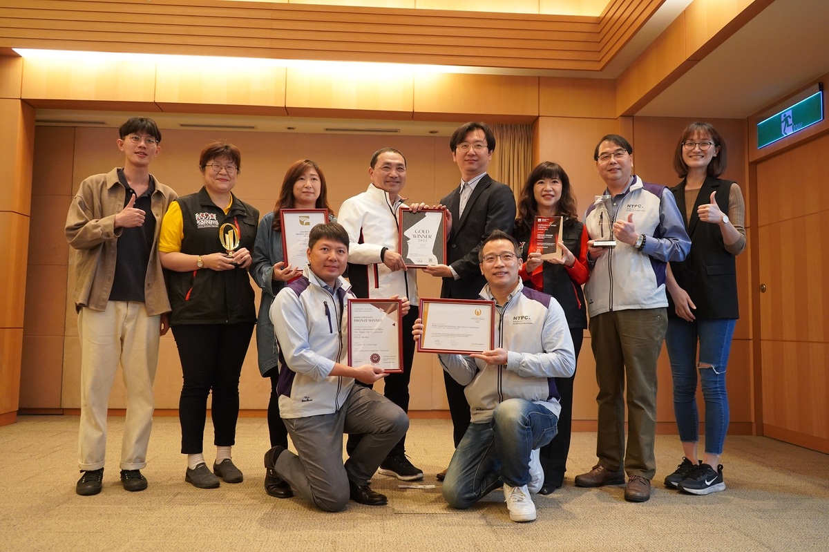 新北五股公有市場榮獲5項國內外地產及設計獎，2023年4月12日由經發局長何怡明（後排左2）率副局長盛筱蓉（後排右3）、市場處長李長奎（後排右2）、建築師施忠毅（後排右4）及五股市場自治會長鄭品怡（後排左3）將獎項獻給新北市長侯友宜（後排左4）。 圖：新北市市場處提供