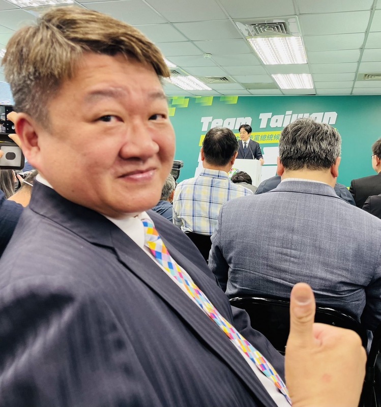 民進黨中執會今日正式提名黨主席賴清德為民進黨2024總統參選人，新北市立委第1選區初選參選人何博文呼籲新北市民電話民調唯一支持「北海金剛」何博文。 圖：何博文提供