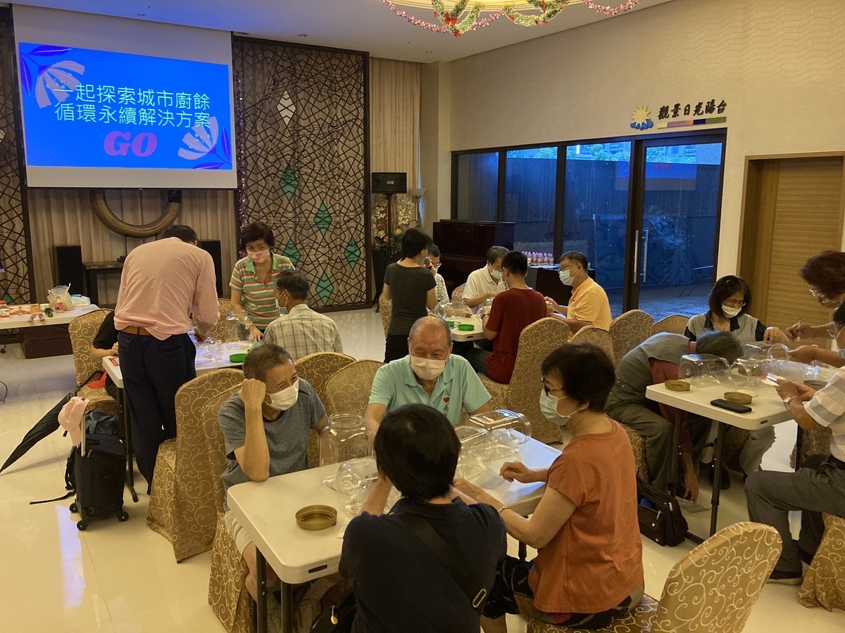 製作黑水虻的家，將透明塑膠罐切割一個大洞，再貼上紗窗網，讓黑水虻可以呼吸。 圖：新北市文化局提供
