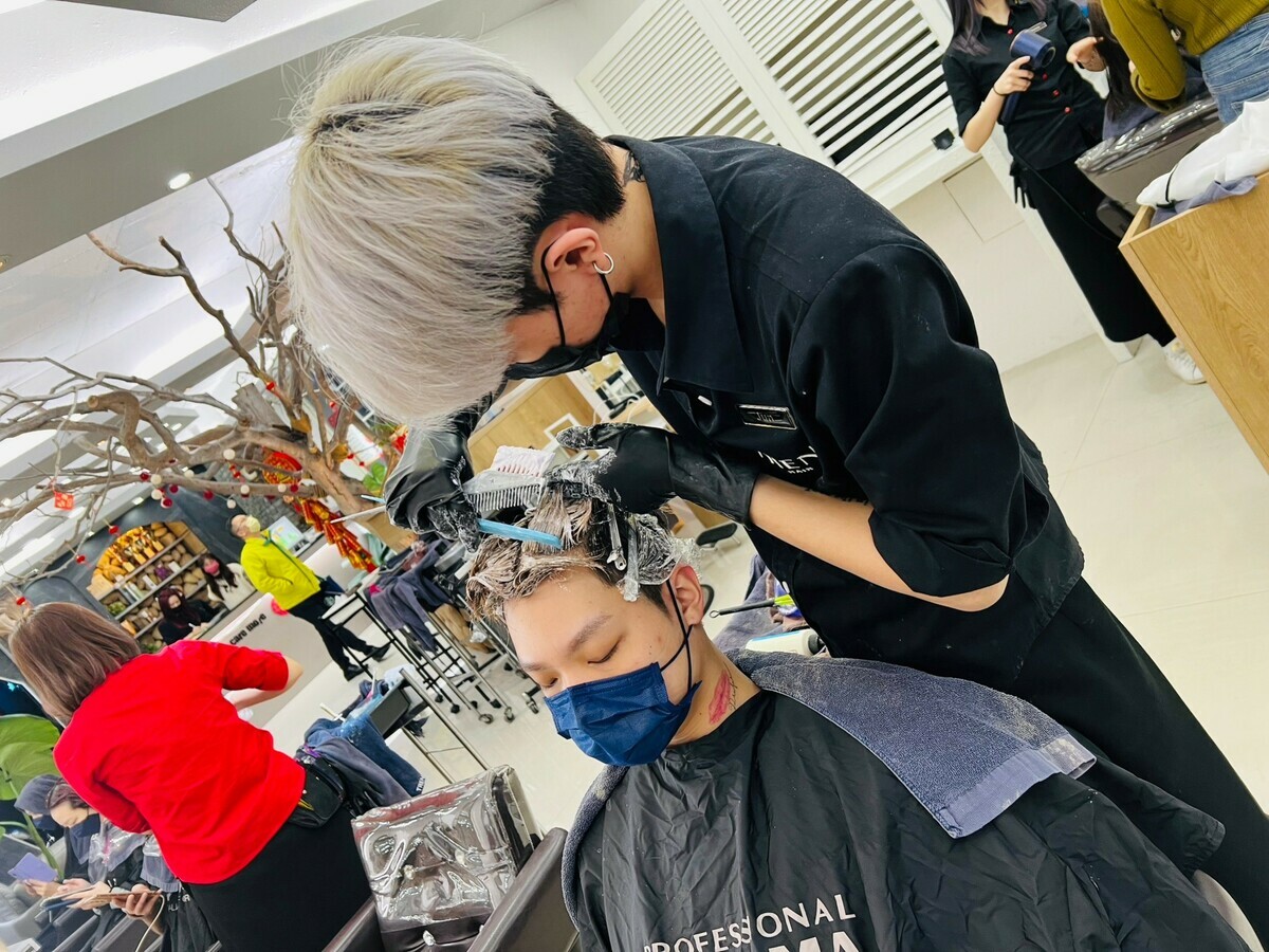 建教生於美髮職場實習（染燙髮）。 圖：新北市教育局提供