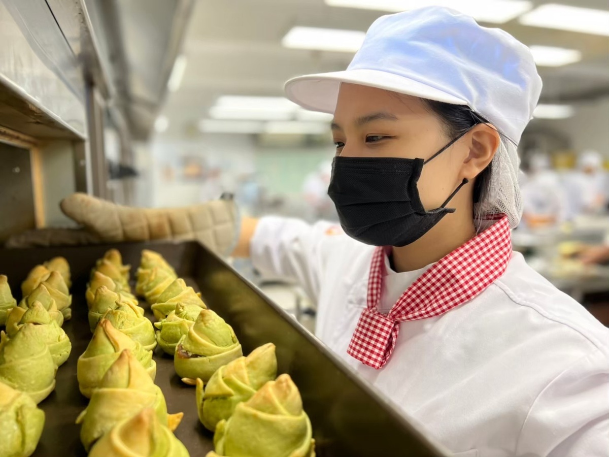 建教生於學校製作出特色糕餅。 圖：新北市教育局提供