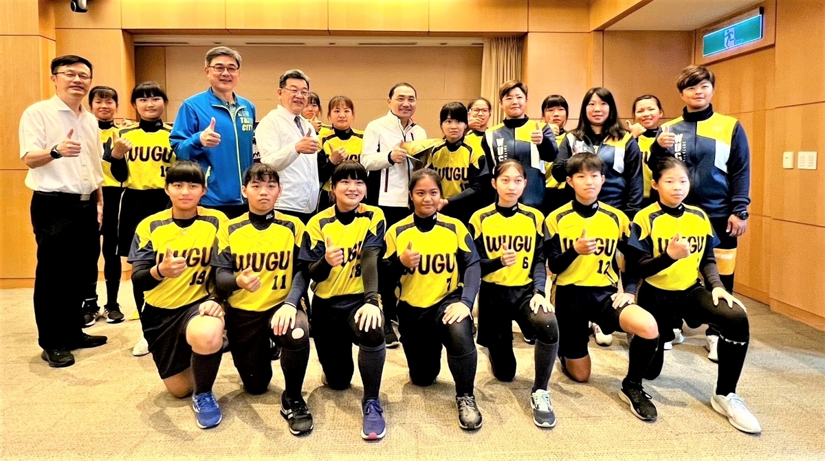五股國中女壘獲成軍首冠於市政會議獻獎予侯友宜（第2排右5）共享榮耀。 圖：新北市教育局/提供