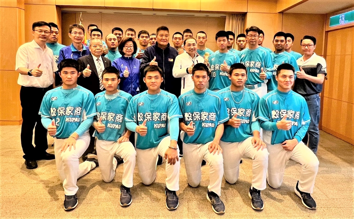 穀保家商睽違5屆再奪棒球聯賽冠軍 ，市政會議獻獎予侯友宜（第2排右5）。 圖：新北市教育局/提供
