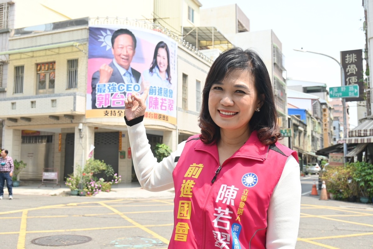 陳若翠率先在高雄街頭掛出支持郭台銘的看板。 圖：陳若翠團隊/提供（資料照）